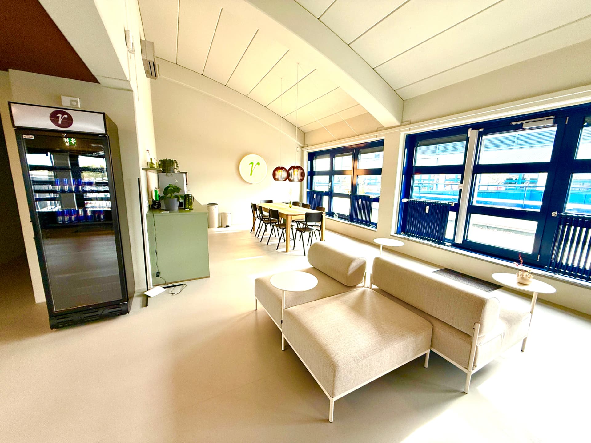 Aiverti Büro im Rooftop Office in Berlin-Moabit: heller Lounge- und Meetingbereich mit großen Fenstern